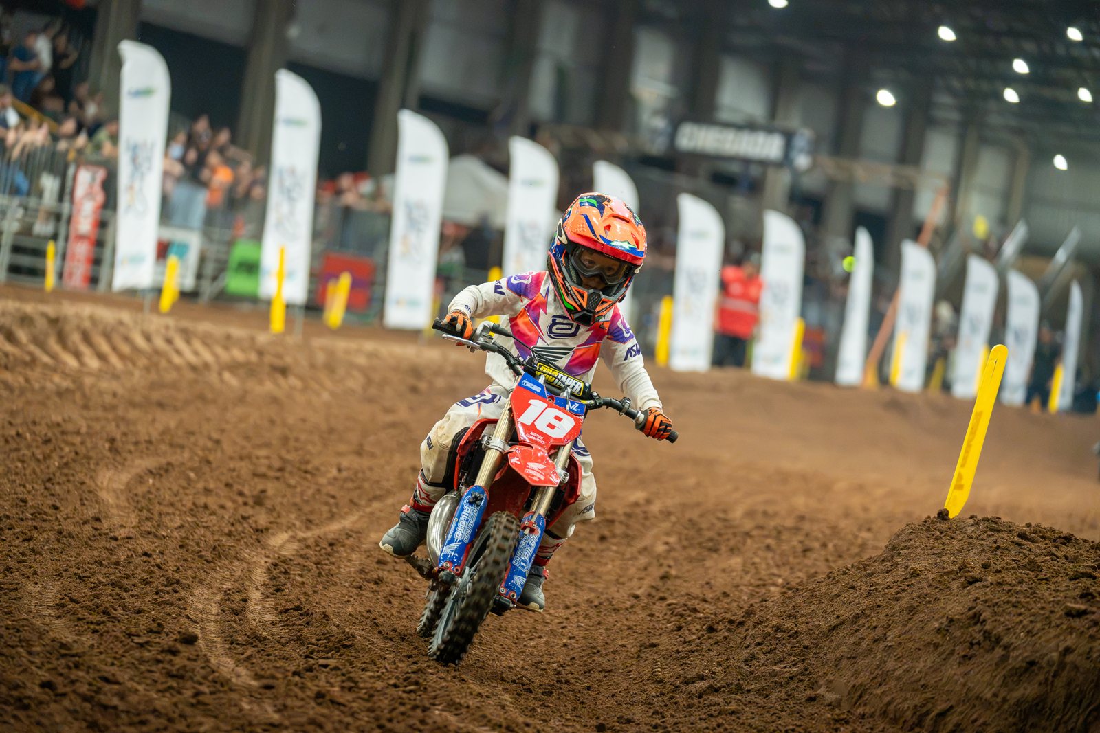 Matias fazendo curva em pista coberta