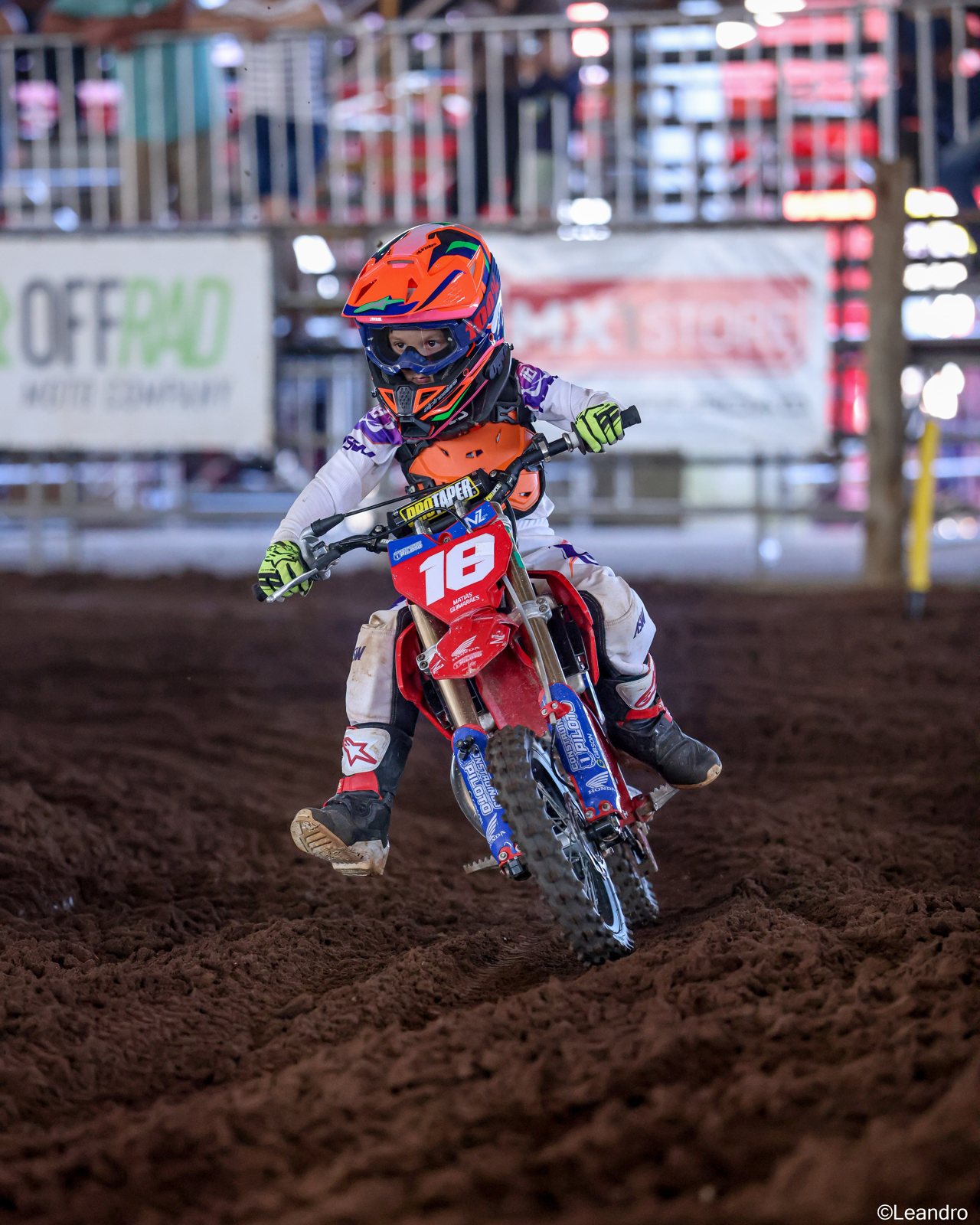 Matias em pista com placas de patrocinadores