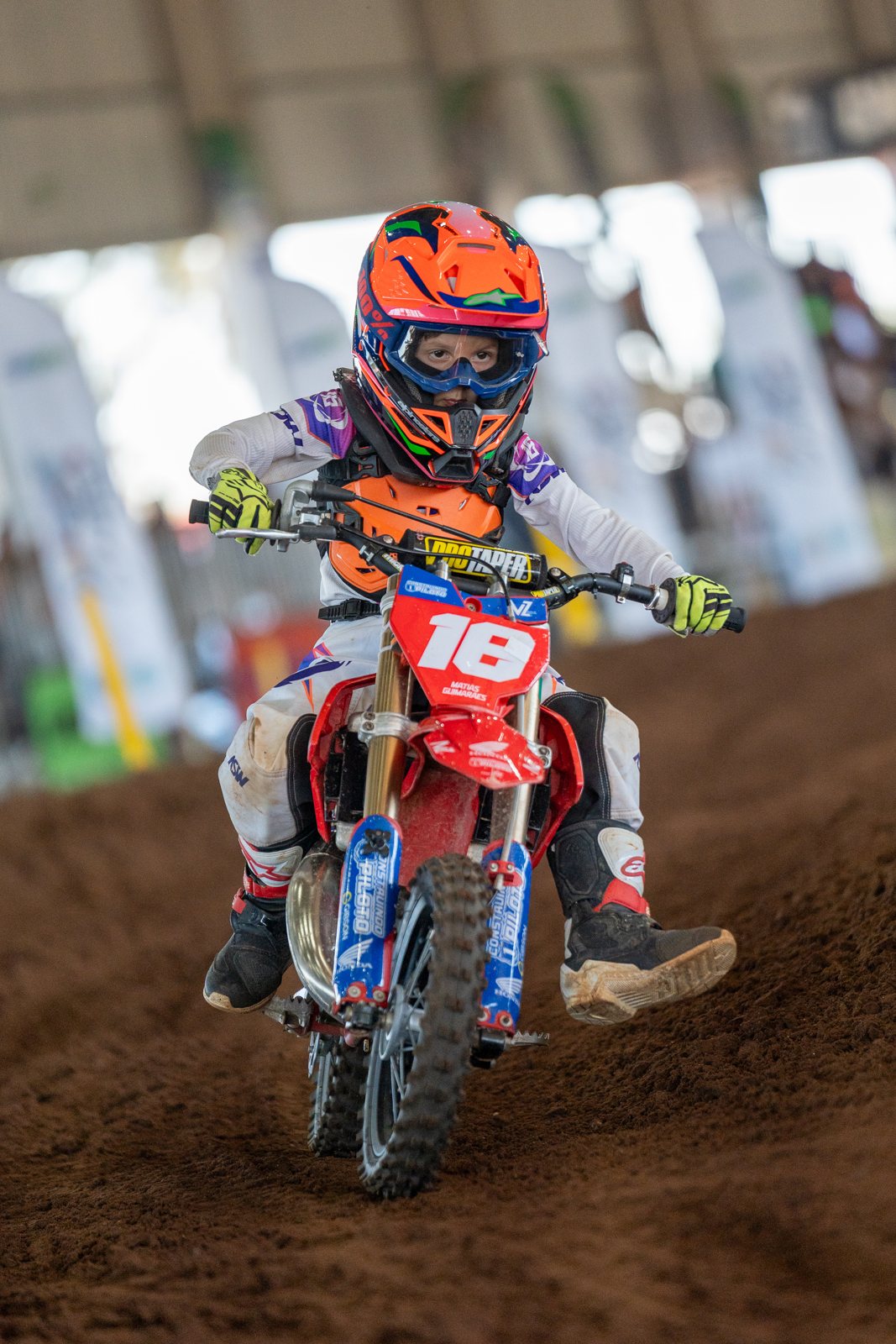 Matias de frente na pista