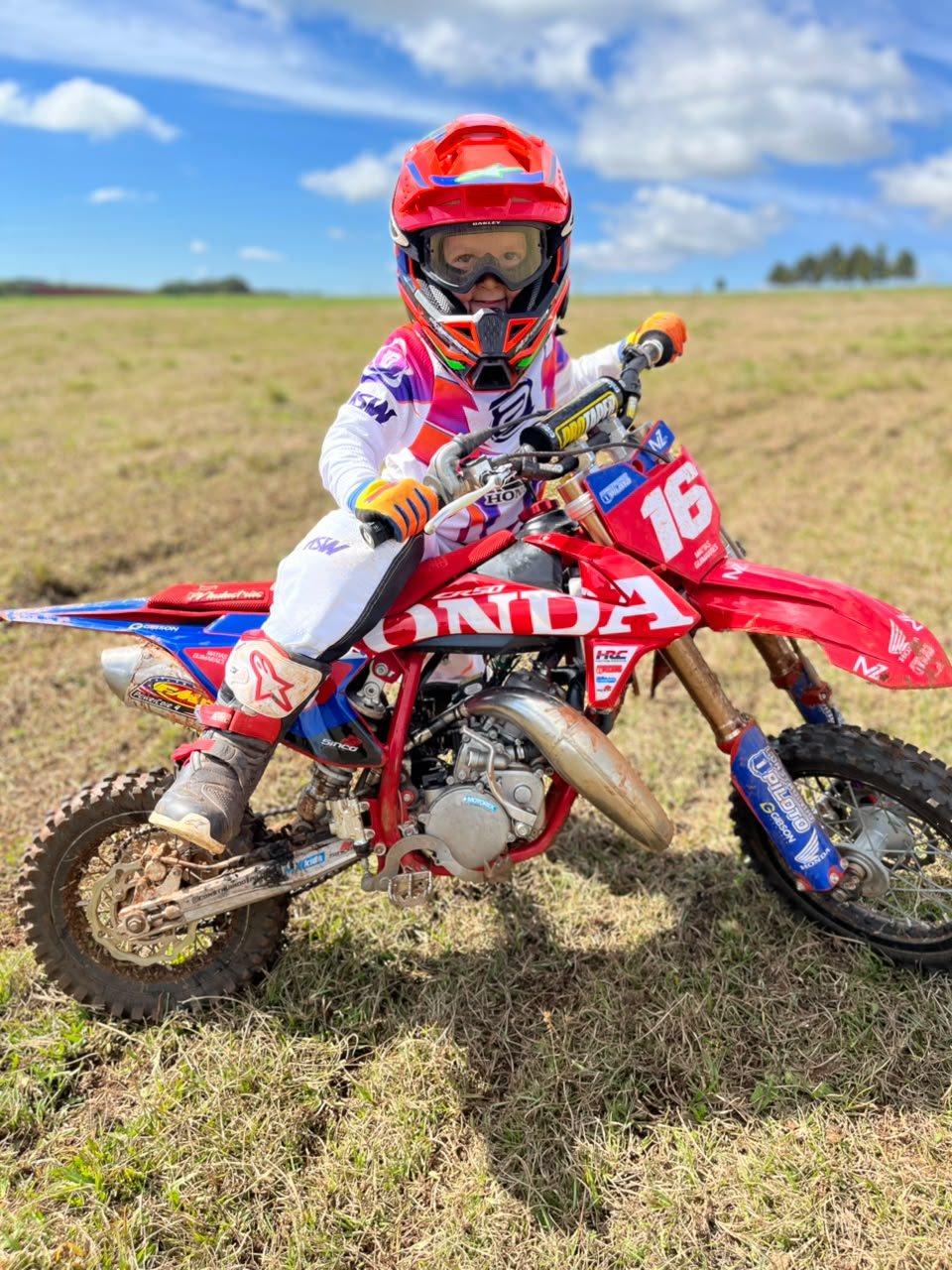 Matias posando na moto