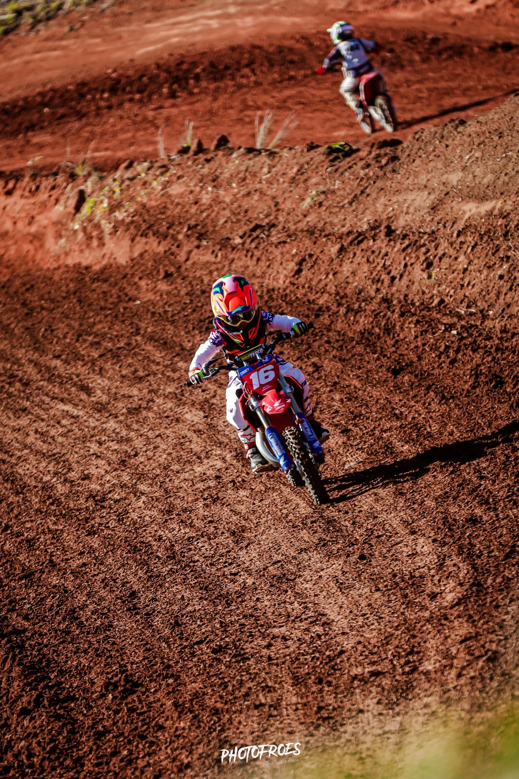 Matias em pista de terra vermelha